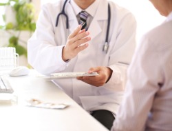 医師と患者の対面診察イメージ